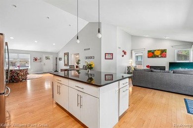 WELCOME HOME !! Fabulous Modern & Easy to Maintain 3 Bedroom 2 - photo 7