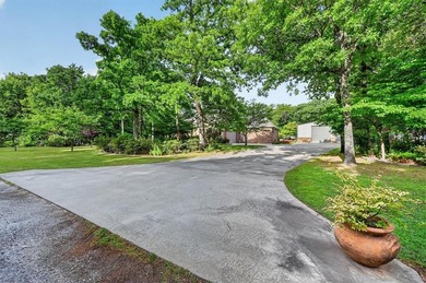 Luxury Living Near Lake Texoma | Custom-Built Estate on 1 Acre - photo 45