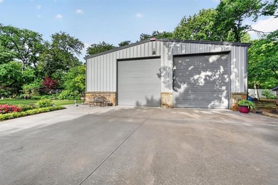 Luxury Living Near Lake Texoma | Custom-Built Estate on 1 Acre - photo 46
