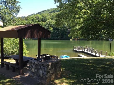 Well appointed 'turn-key' studio condo in Rumbling Bald At Lake - photo 26