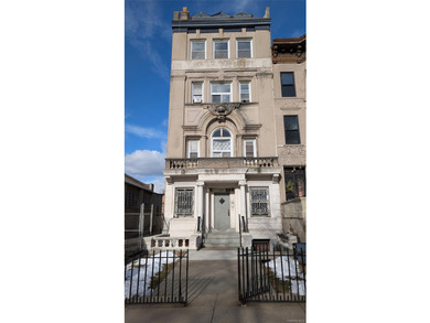 Multifamily building in need of gut renovation. Seven units - photo 1
