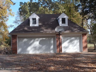 Beautiful Home nestled in the trees on 4.5 acres at the end of a - photo 6