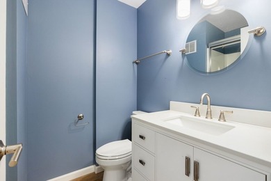 Beautifully renovated 2-bedroom, 2.5-bath townhouse in - photo 19