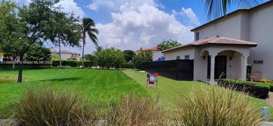 Vacant lot with lake on 0.902 acres. Miami Dade primary land use - photo 3