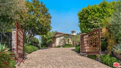 Tucked away behind gates atop the Malibu hills, this enchanting - photo 6