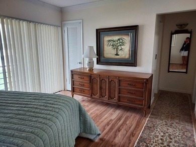 PET FRIENDLY! light filled corner unit - fully renovated with - photo 5