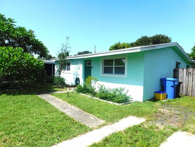 Welcome to this charming three-bedroom, one-bathroom - photo 1