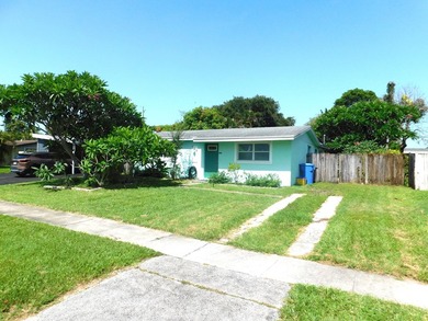 Welcome to this charming three-bedroom, one-bathroom - photo 2