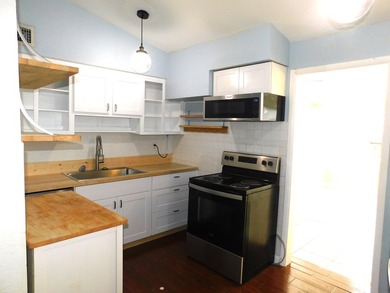 Welcome to this charming three-bedroom, one-bathroom - photo 4