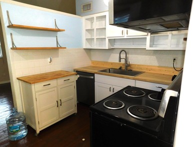 Welcome to this charming three-bedroom, one-bathroom - photo 5