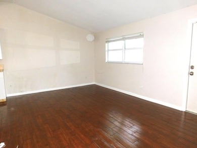 Welcome to this charming three-bedroom, one-bathroom - photo 7