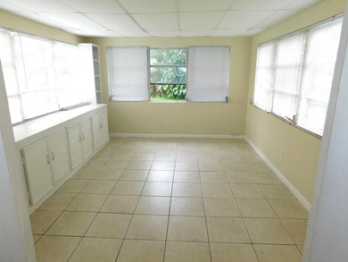 Welcome to this charming three-bedroom, one-bathroom - photo 10