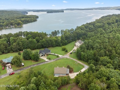 Beautiful Three Bedroom three and a half bath Lakeview and Lake - photo 6