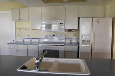 Under contract-accepting backup offers. This single-family home - photo 2