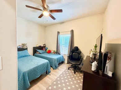 Beautiful and spacious 3-bedroom, 2-bathroom mobile home located - photo 9