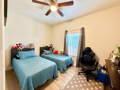 Beautiful and spacious 3-bedroom, 2-bathroom mobile home located - photo 10