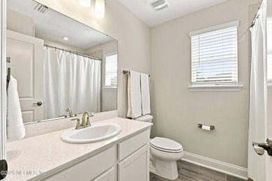 Beautifully maintained 4-bedroom home with sophisticated design - photo 22