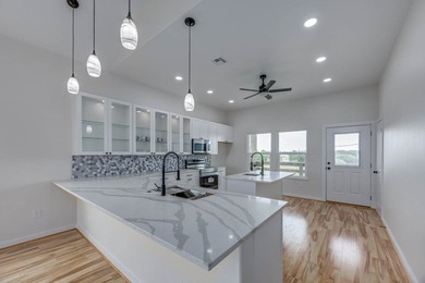 Coastal Luxury Meets Modern Comfort in Holiday Beach - New - photo 10