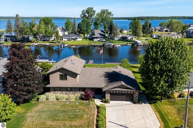 Stunning Waterfront home on Lake St. Helen. The open-floorplan - photo 1