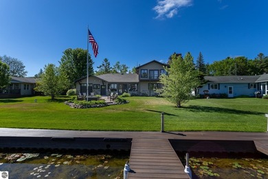 Stunning Waterfront home on Lake St. Helen. The open-floorplan - photo 2