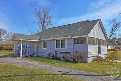 This oversized LOT and move-in-ready residence has been - photo 4