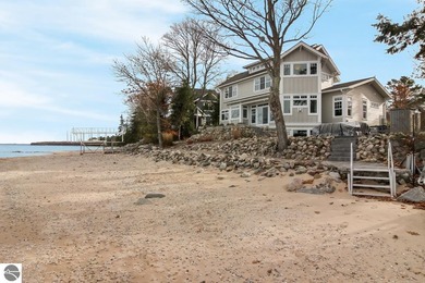 Exquisite Craftsman home with extensive sandy beach front on - photo 4