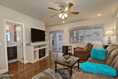 Beautiful 2015 Schult 800 SF Home in Highly Desirable Greenfield