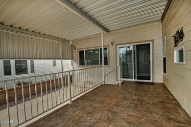 Beautiful 2015 Schult 800 SF Home in Highly Desirable Greenfield