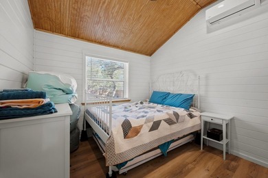 Price Reduction! Charming cottage situated on a spacious double - photo 11