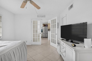 Bright, beautifully renovated ground-floor corner residence just - photo 36