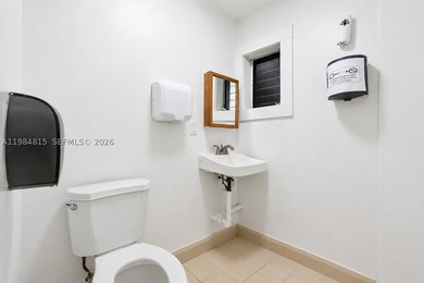 Prime location for this commercial 7,640 sq ft building with a - photo 17
