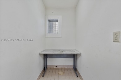 Prime location for this commercial 7,640 sq ft building with a - photo 21