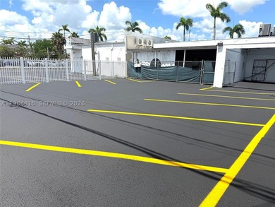 Prime location for this commercial 7,640 sq ft building with a - photo 27