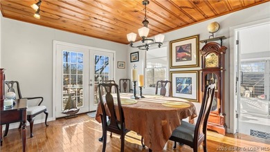 Charming 2 Bed, 2 Bath Lakeview Home - Fully Furnished & Move-In - photo 18