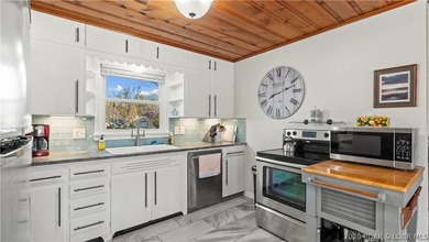 Charming 2 Bed, 2 Bath Lakeview Home - Fully Furnished & Move-In - photo 24