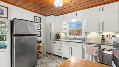 Charming 2 Bed, 2 Bath Lakeview Home - Fully Furnished & Move-In - photo 25