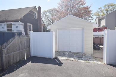 Welcome to 130 Winganhauppauge Road in Islip - a beautifully - photo 41