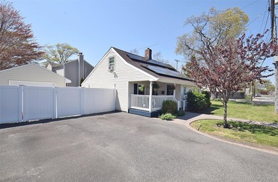 Welcome to 130 Winganhauppauge Road in Islip - a beautifully - photo 44