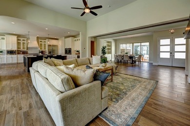 Country Club living with a Hollywood backyard! Gated Villa - photo 7