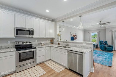 Like-new brick townhouse with resort-style amenities... what - photo 3