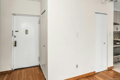Prime Flushing! Top floor, corner southwest exposure. Spacious 2 - photo 4