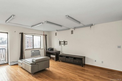 Prime Flushing! Top floor, corner southwest exposure. Spacious 2 - photo 6