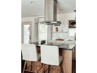 Welcome to this exquisitely renovated designer brick ranch - photo 14