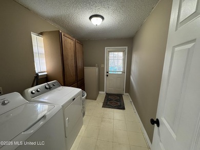 Great investment opportunity! 3 bedroom 2 bath brick home with - photo 16