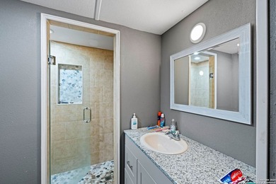 Unique and spacious home! 5 Bedrooms and 3 Full bathrooms, ALL - photo 22