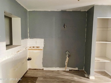 4-bedroom, 2-bathroom concrete block home in the heart of - photo 8
