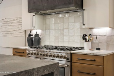 Featured in the Parade of Homes, this extraordinary 4 bed, 6 - photo 7