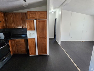 Move in ready double-wide home is now available in West Valley - photo 3