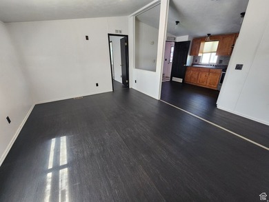 Move in ready double-wide home is now available in West Valley - photo 4