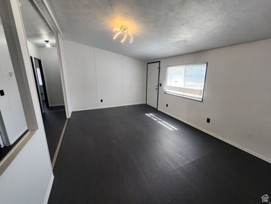 Move in ready double-wide home is now available in West Valley - photo 5